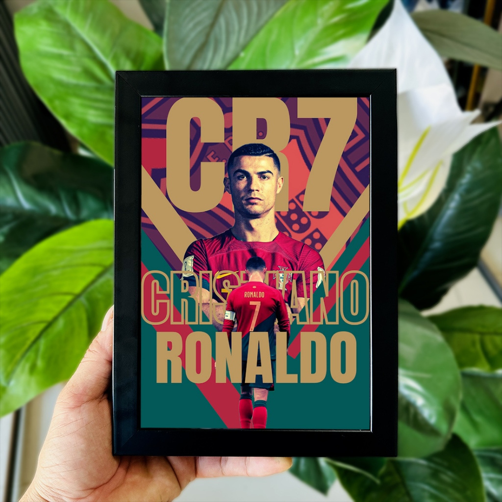 Tranh Ảnh Để Bàn Poster Cầu Thủ Bóng Đá Cristiano Ronaldo (CR7) Decor Không Gian Làm Việc, Quà Tặng (Có Thể Treo)