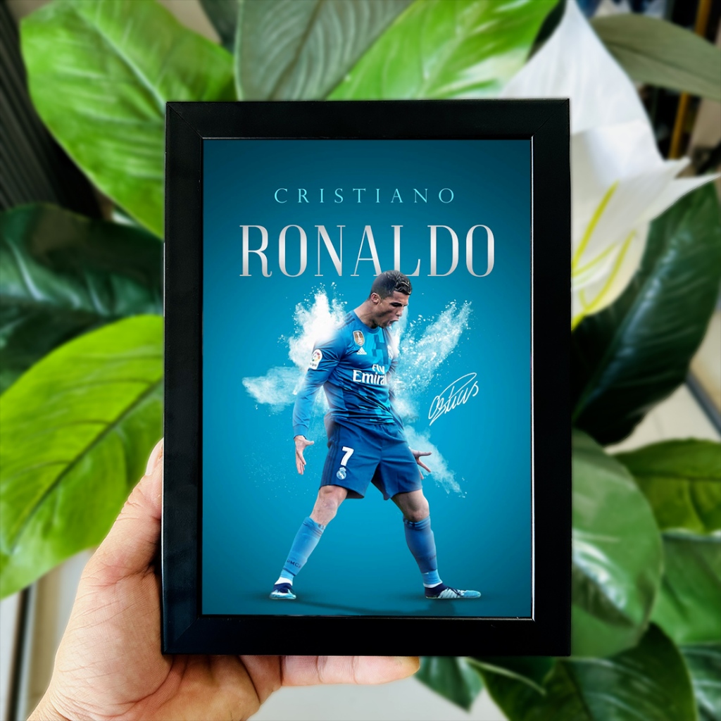 Tranh Ảnh Để Bàn Poster Cầu Thủ Bóng Đá Cristiano Ronaldo (CR7) Decor Không Gian Làm Việc, Quà Tặng (Có Thể Treo)