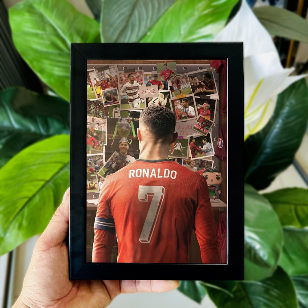 Tranh Ảnh Để Bàn Poster Cầu Thủ Bóng Đá Cristiano Ronaldo (CR7) Decor Không Gian Làm Việc, Quà Tặng (Có Thể Treo)