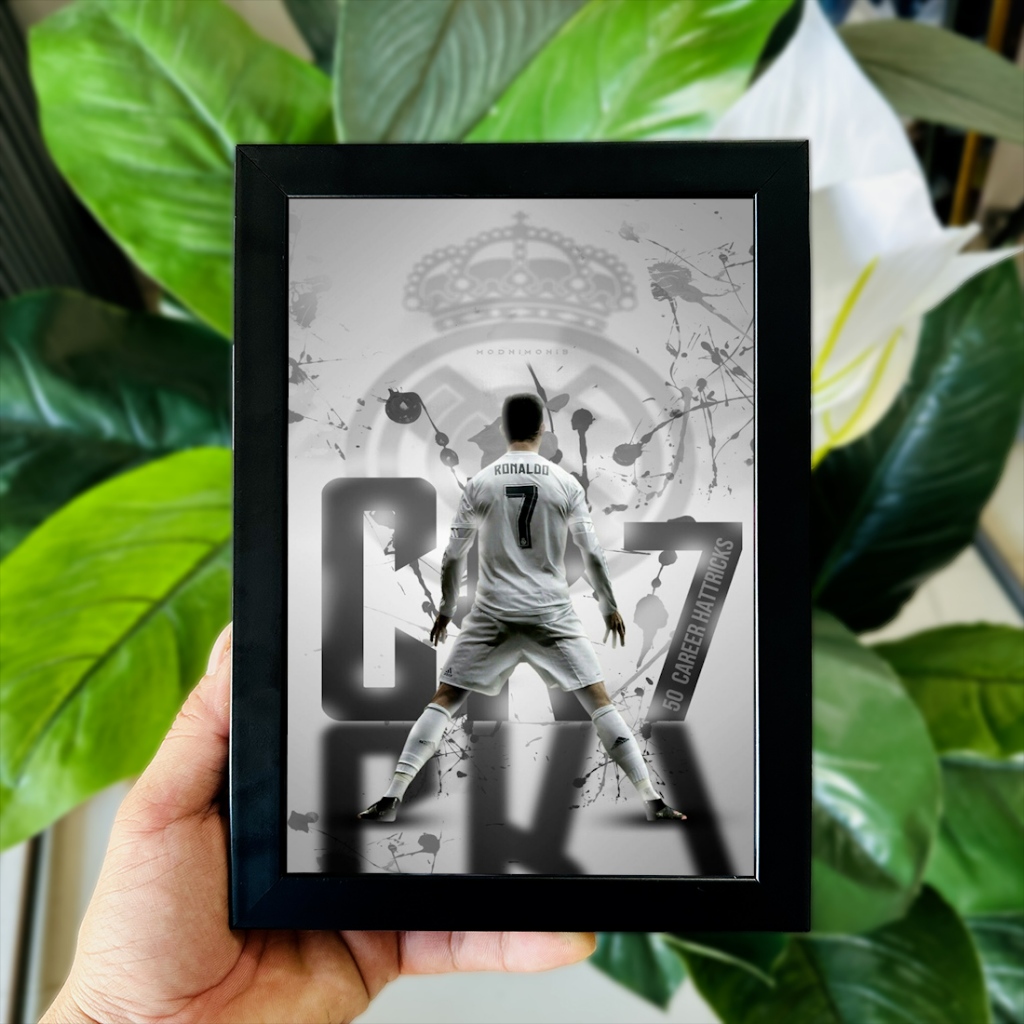 Tranh Ảnh Để Bàn Poster Cầu Thủ Bóng Đá Cristiano Ronaldo (CR7) Decor Không Gian Làm Việc, Quà Tặng (Có Thể Treo)