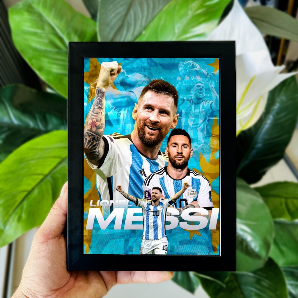 Poster Tranh Ảnh Để Bàn Cầu Thủ Bóng Đá Lionel Messi (M10) Decor Không Gian Làm Việc, Quà Tặng (Có Thể Treo)