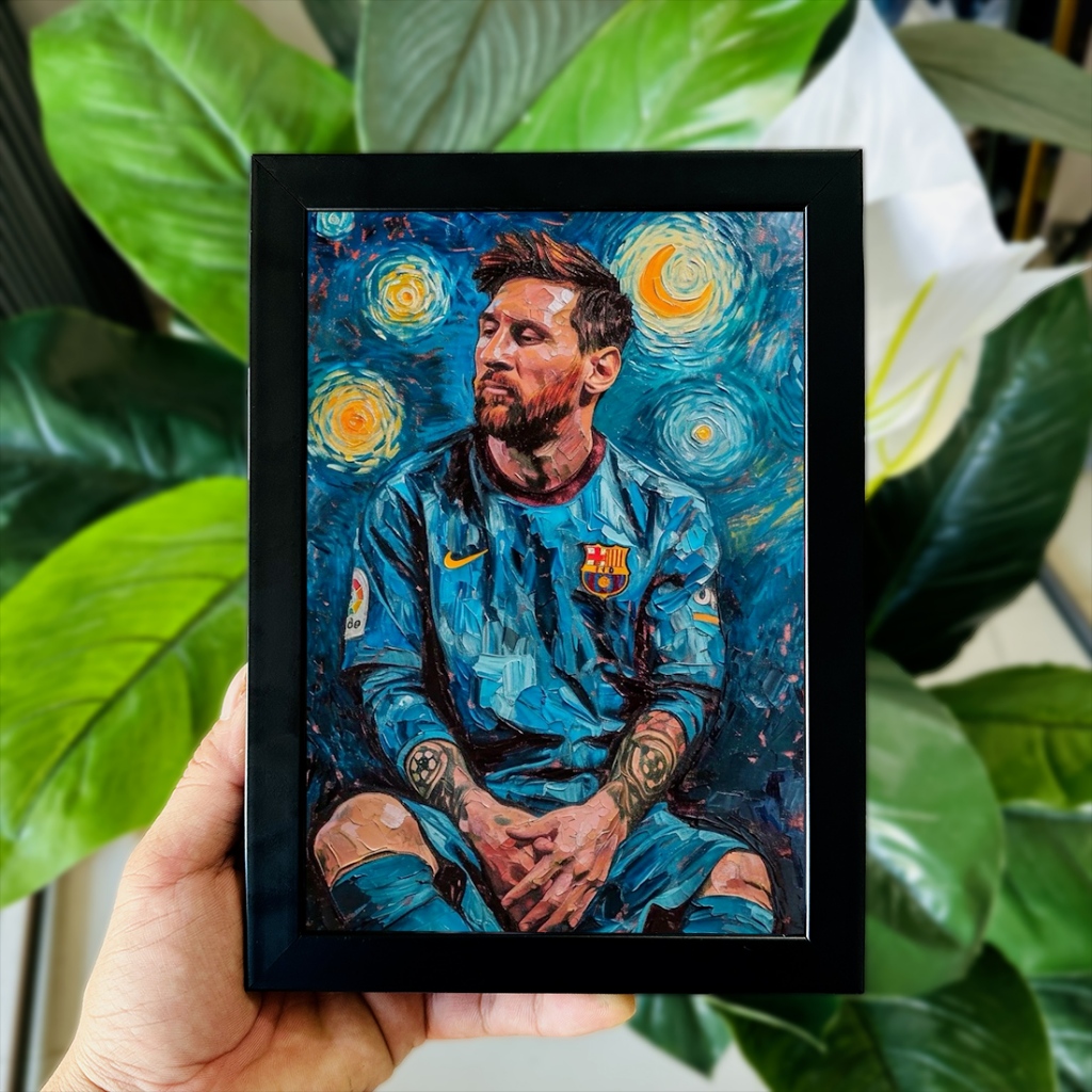 Poster Tranh Ảnh Để Bàn Cầu Thủ Bóng Đá Lionel Messi (M10) Decor Không Gian Làm Việc, Quà Tặng (Có Thể Treo)