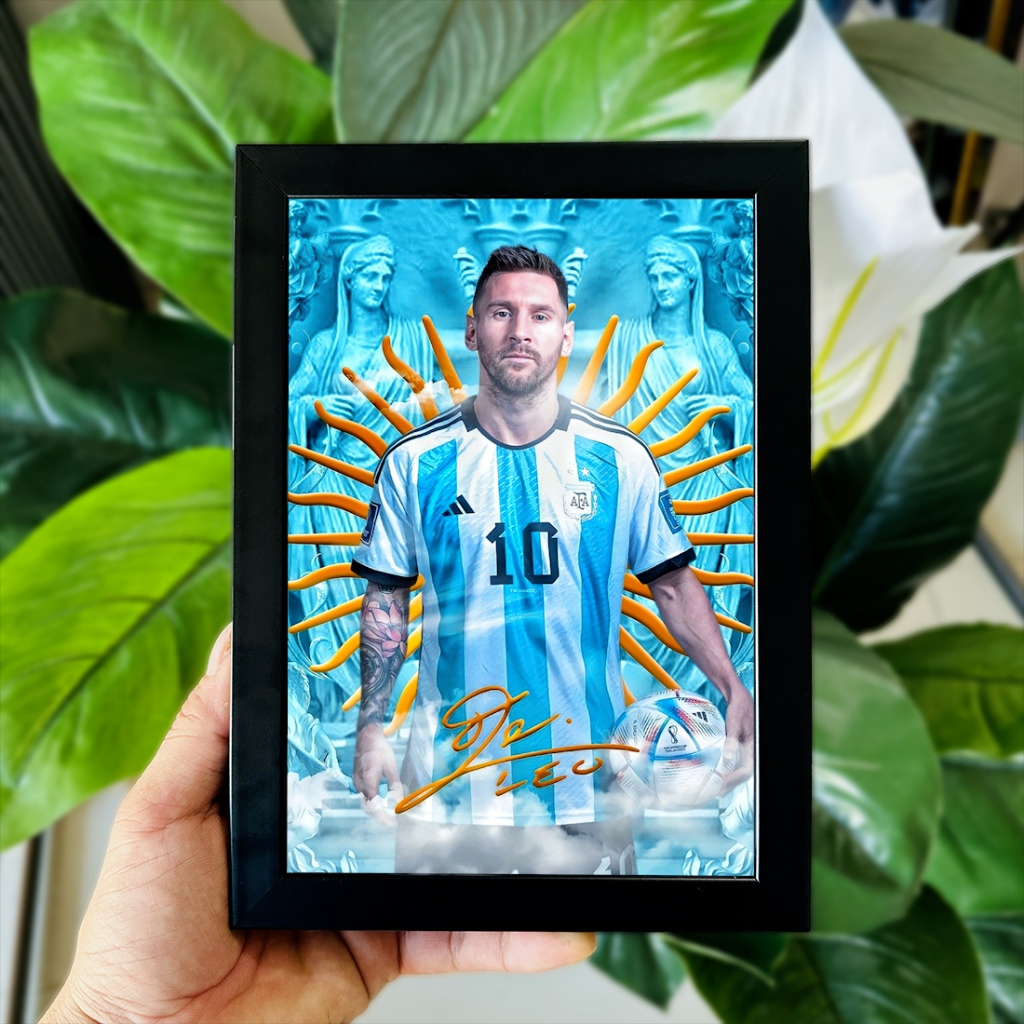 Poster Tranh Ảnh Để Bàn Cầu Thủ Bóng Đá Lionel Messi (M10) Decor Không Gian Làm Việc, Quà Tặng (Có Thể Treo)
