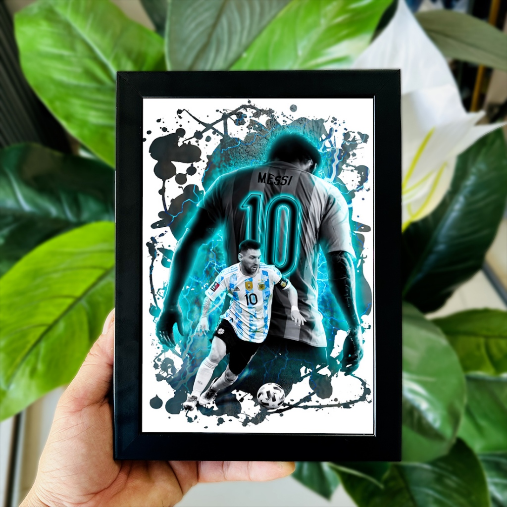 Poster Tranh Ảnh Để Bàn Cầu Thủ Bóng Đá Lionel Messi (M10) Decor Không Gian Làm Việc, Quà Tặng (Có Thể Treo)