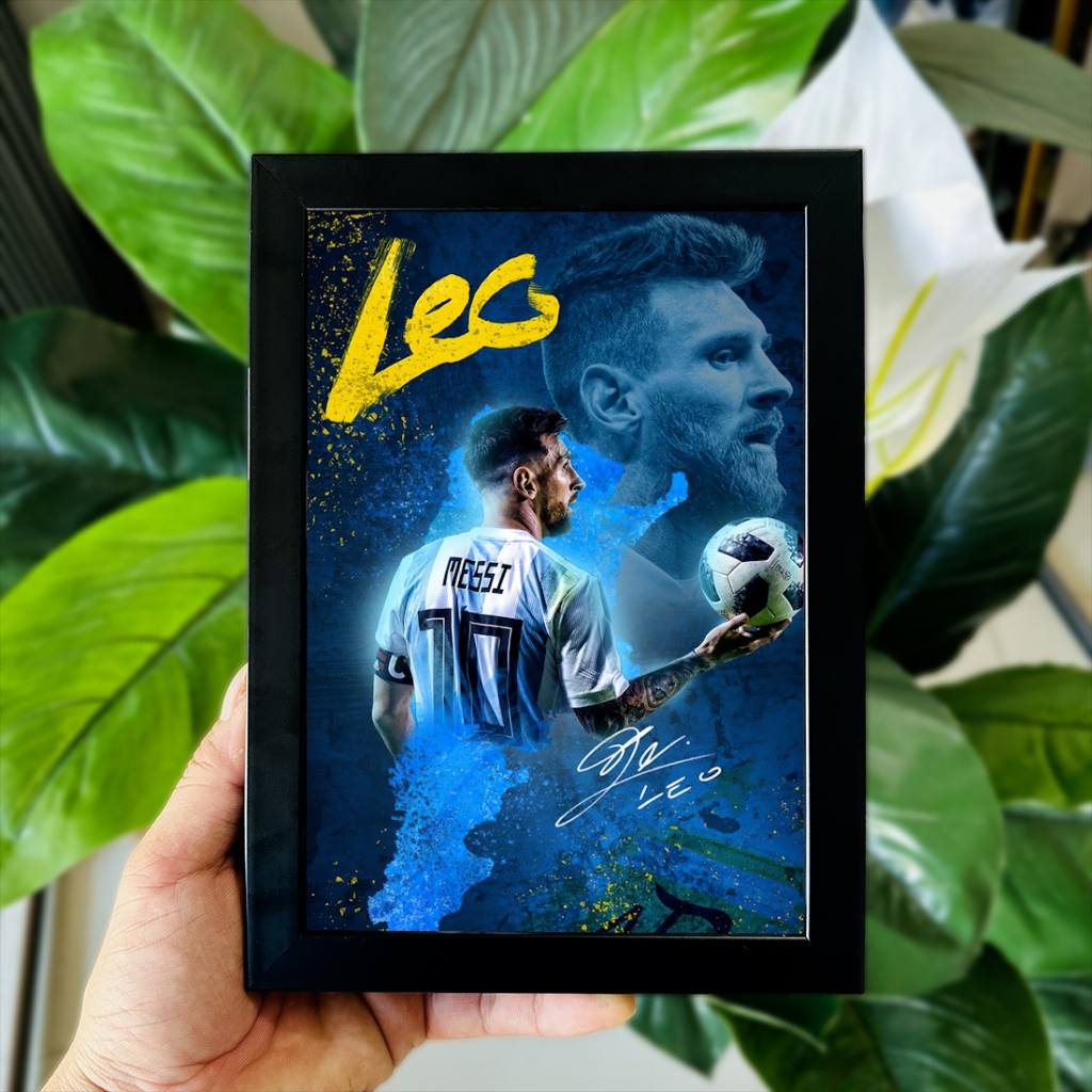 Poster Tranh Ảnh Để Bàn Cầu Thủ Bóng Đá Lionel Messi (M10) Decor Không Gian Làm Việc, Quà Tặng (Có Thể Treo)