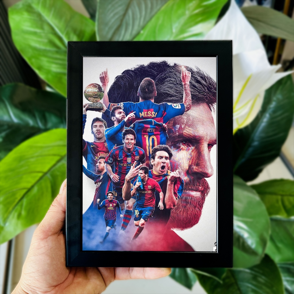 Poster Tranh Ảnh Để Bàn Cầu Thủ Bóng Đá Lionel Messi (M10) Decor Không Gian Làm Việc, Quà Tặng (Có Thể Treo)