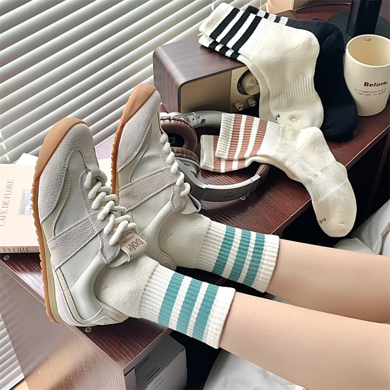 Vớ Tất Nam Nữ kẻ 3 thanh 9 màu cổ cao phong cách trẻ trung, năng động.