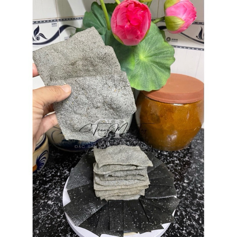 Bánh Phồng Mè Đen Cô Trang Miền Tây Đặc Sản Năm Căn -Cà Mau (Túi Zip 500gram)
