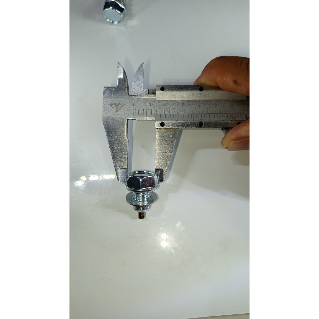 Ốc Nhớt có Nam Châm, Có lông đền nhôm, Thép mạ màu Titan thời trang, chống rỉ nhớt và bảo vệ động cơ khỏi mạt kim loại