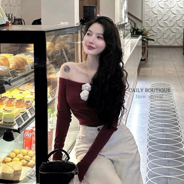 “Alii Top” Áo trễ vai dài tay đính hoa trà trắng cách điệu thiết kế ôm body tôn dáng sang chảnh | MIU.STUDIO