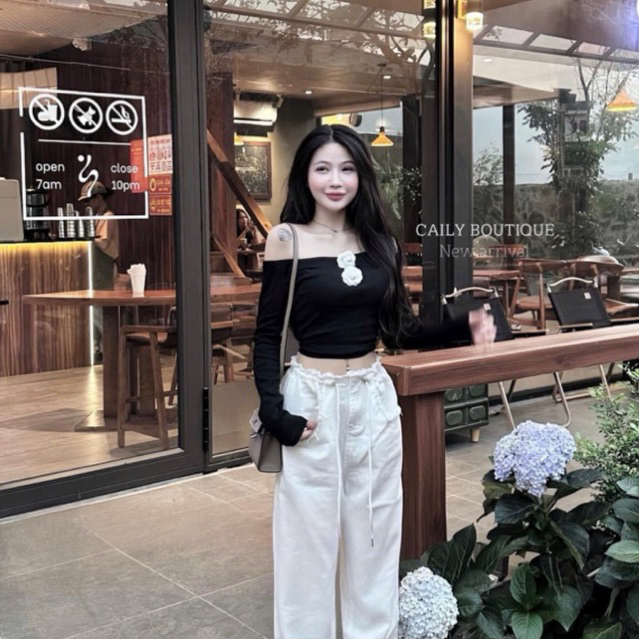 “Alii Top” Áo trễ vai dài tay đính hoa trà trắng cách điệu thiết kế ôm body tôn dáng sang chảnh | MIU.STUDIO