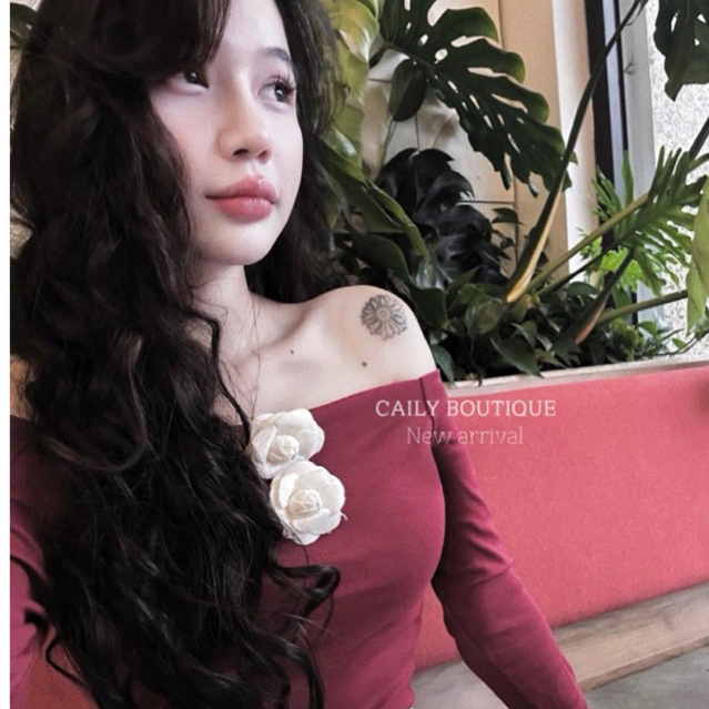 “Alii Top” Áo trễ vai dài tay đính hoa trà trắng cách điệu thiết kế ôm body tôn dáng sang chảnh | MIU.STUDIO