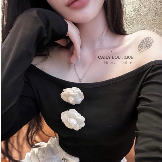 “Alii Top” Áo trễ vai dài tay đính hoa trà trắng cách điệu thiết kế ôm body tôn dáng sang chảnh | MIU.STUDIO