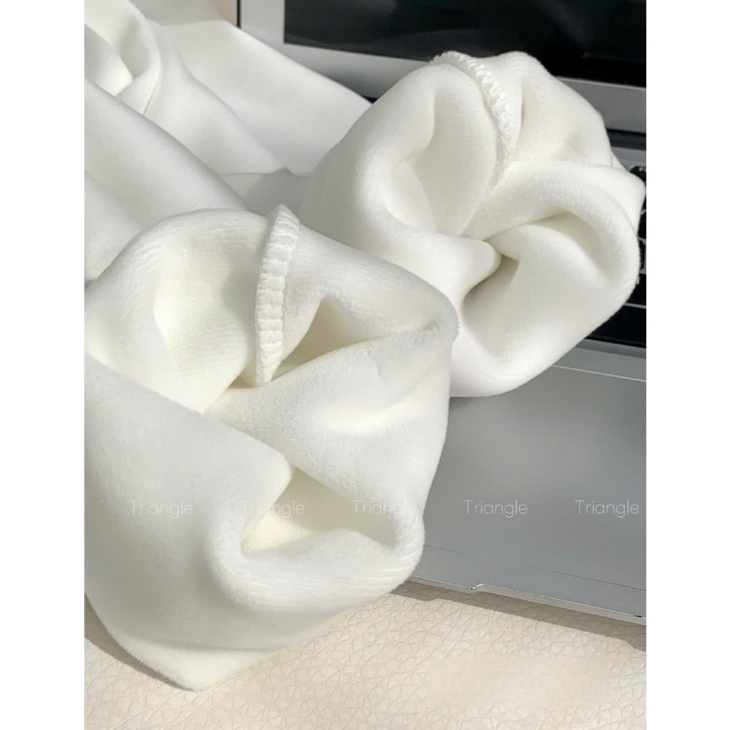 Triangle - Warm White Shirt (Giá thanh lý, không hoàn hàng) Áo thun chần bông màu trắng phối ren đơn giản