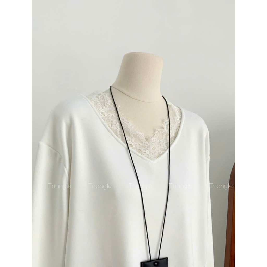 Triangle - Warm White Shirt (Giá thanh lý, không hoàn hàng) Áo thun chần bông màu trắng phối ren đơn giản