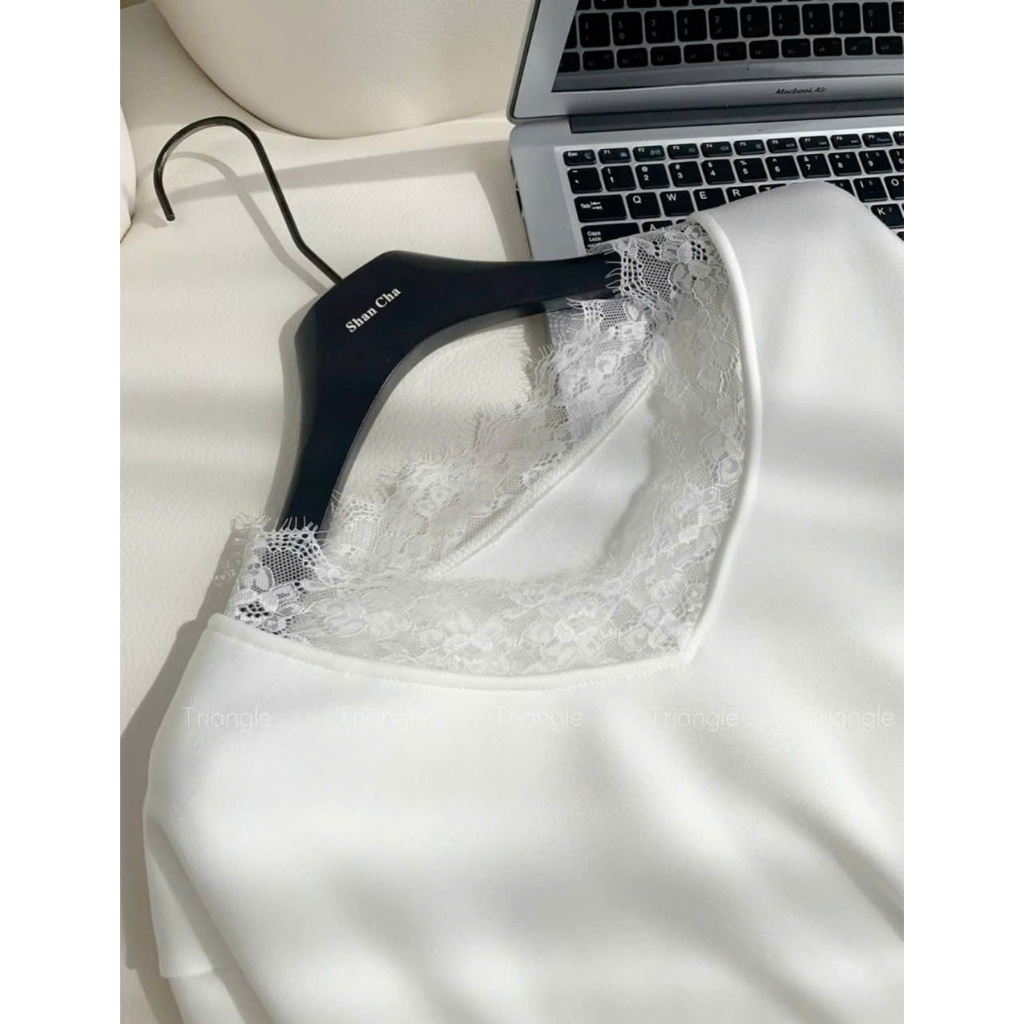 Triangle - Warm White Shirt (Giá thanh lý, không hoàn hàng) Áo thun chần bông màu trắng phối ren đơn giản