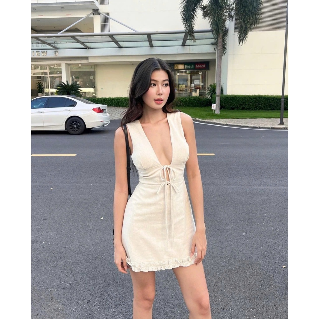 Váy Cổ V Dáng Chữ A Ngắn Không Tay Khoét Ngực Buộc Nơ Viền Bèo Chiết Eo Bản To SAN Clothings - P93
