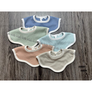 Yếm xinh hình cánh hoa chất liệu cotton wafflet cho bé