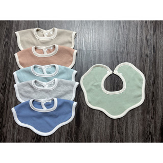 Yếm xinh hình cánh hoa chất liệu cotton wafflet cho bé