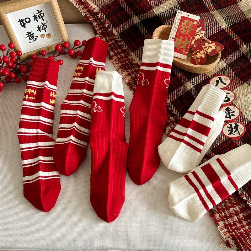 Vớ Tất Giáng Sinh chữ HAPPY WINTER màu đỏ phong cách trẻ trung, năng động.
