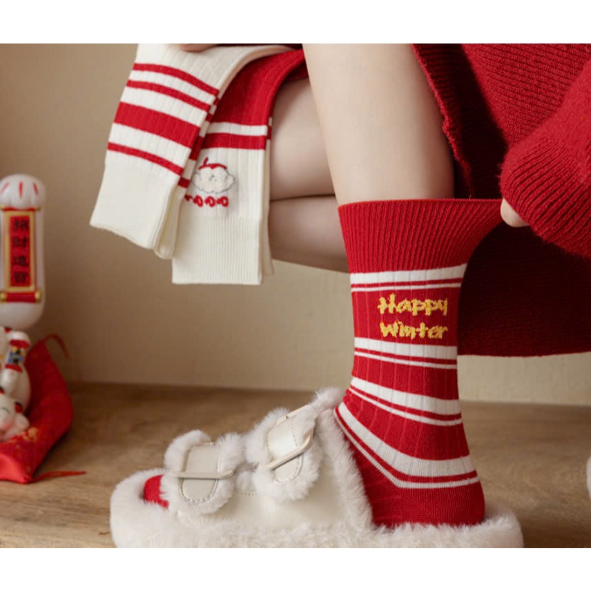 Vớ Tất Giáng Sinh chữ HAPPY WINTER màu đỏ phong cách trẻ trung, năng động.