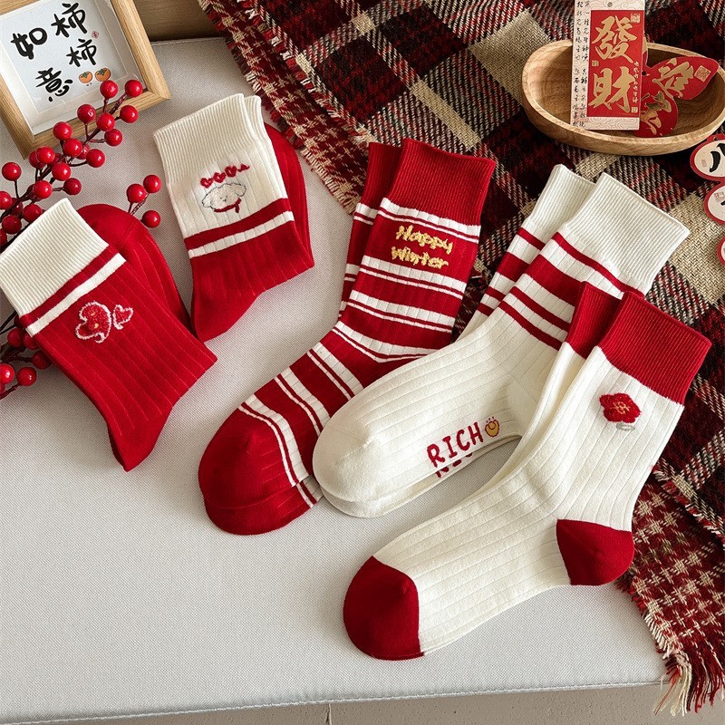 Vớ Tất Giáng Sinh chữ HAPPY WINTER màu đỏ phong cách trẻ trung, năng động.