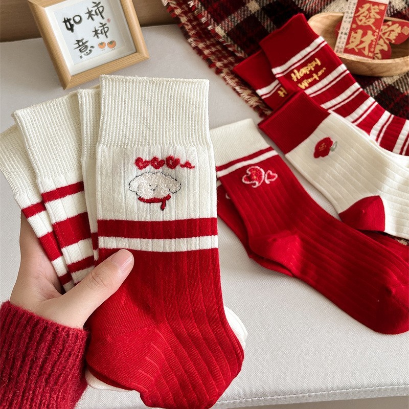 Vớ Tất Giáng Sinh chữ HAPPY WINTER màu đỏ phong cách trẻ trung, năng động.