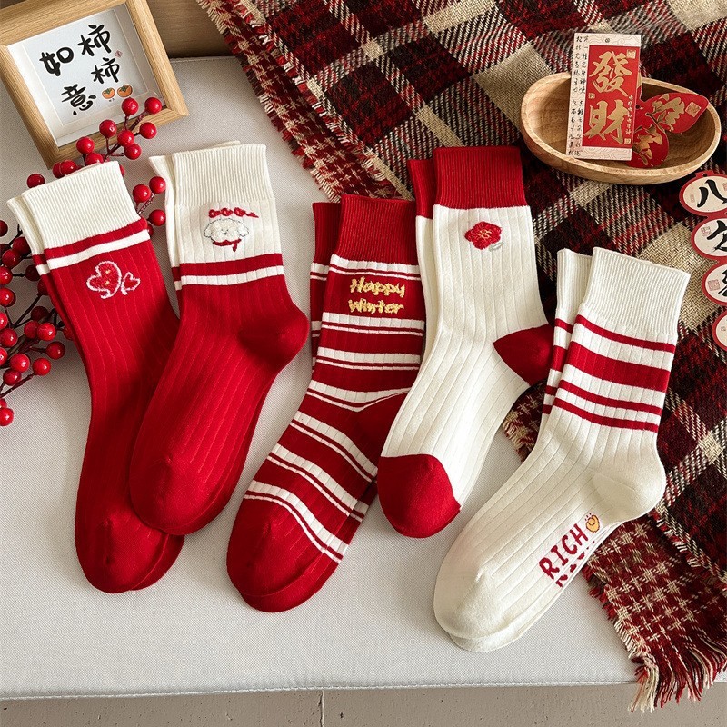 Vớ Tất Giáng Sinh chữ HAPPY WINTER màu đỏ phong cách trẻ trung, năng động.