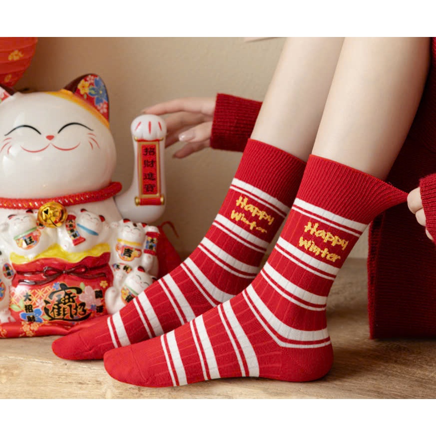 Vớ Tất Giáng Sinh chữ HAPPY WINTER màu đỏ phong cách trẻ trung, năng động.