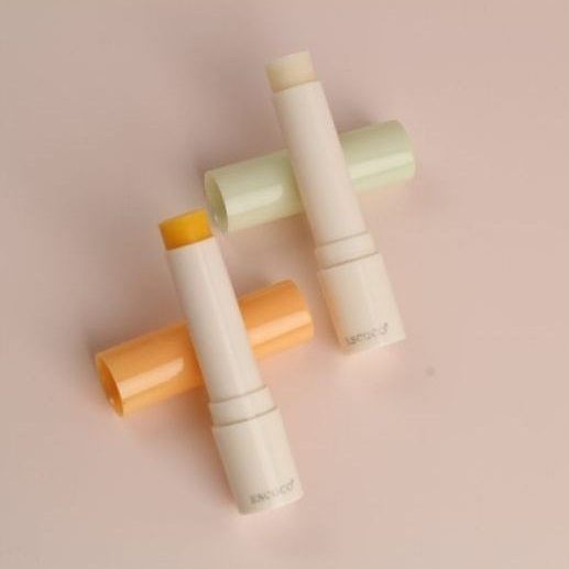 Son dưỡng gấc dưỡng dừa Escoco chống nứt mẻ và làm mềm môi, với chiết xuất từ 100% từ dầu gấc và dầu dừa thiên nhiên