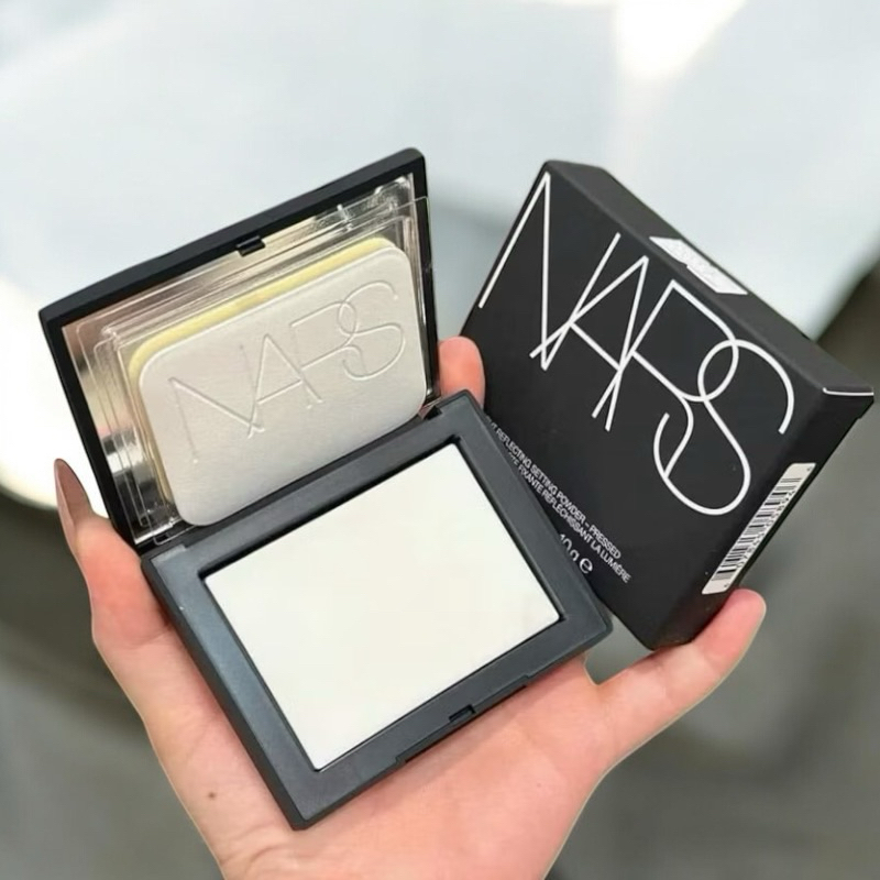 Phấn phủ nén Nars thuỷ tinh (Nars Light Reflecting Setting Powder)-có lớp nhũ nhẹ giúp kiềm dầu, nhẹ nhàng bắt sáng.