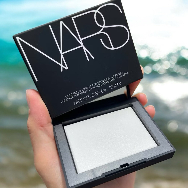 Phấn phủ nén Nars thuỷ tinh (Nars Light Reflecting Setting Powder)-có lớp nhũ nhẹ giúp kiềm dầu, nhẹ nhàng bắt sáng.