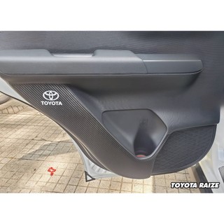 Bộ Dán Chống Xước Tapli Cửa Xe Toyota Raize - Viền Vân Da Carbon Cao Cấp( tặng 1 bộ gương cầu lồi)
