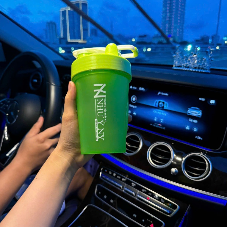 𝐁𝐢̀𝐧𝐡 𝐧𝐮̛𝐨̛́𝐜 𝐍𝐡𝐮̛ 𝐘́ 𝐍𝐘, 𝐬𝐡𝐚𝐤𝐞𝐫 𝐭𝐡𝐞̂̉ 𝐭𝐡𝐚𝐨, 𝐭𝐚̣̂𝐩 𝐠𝐲𝐦 𝟒𝟎𝟎𝐦𝐥 𝐜𝐨́ 𝐯𝐚̣𝐜𝐡 𝐜𝐡𝐢𝐚
