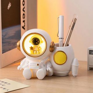 Hộp Đựng Bút Để Bàn Decor Tượng Phi Hành Gia Có Đèn LED Tạo Cảm Hứng, Ống Cắm Bút Trang Trí LABY