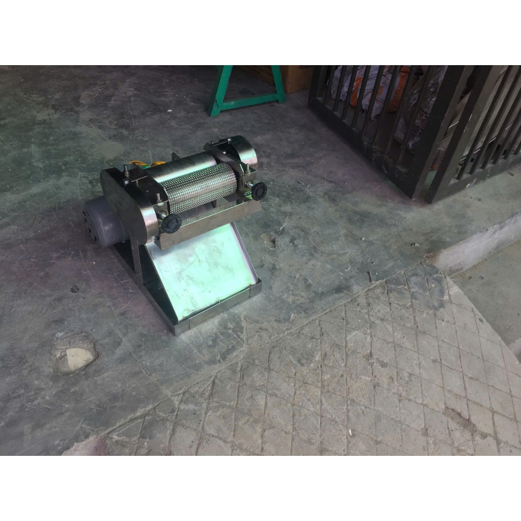 Xưởng máy sản xuất máy cán dầm thịt bò trâu, dùng điện 220v
