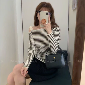 Triangle - Hanah Knitted (Giá thanh lý không hoàn) Áo len lệch vai phối hoa Hàn Quốc phong cách thanh lịch