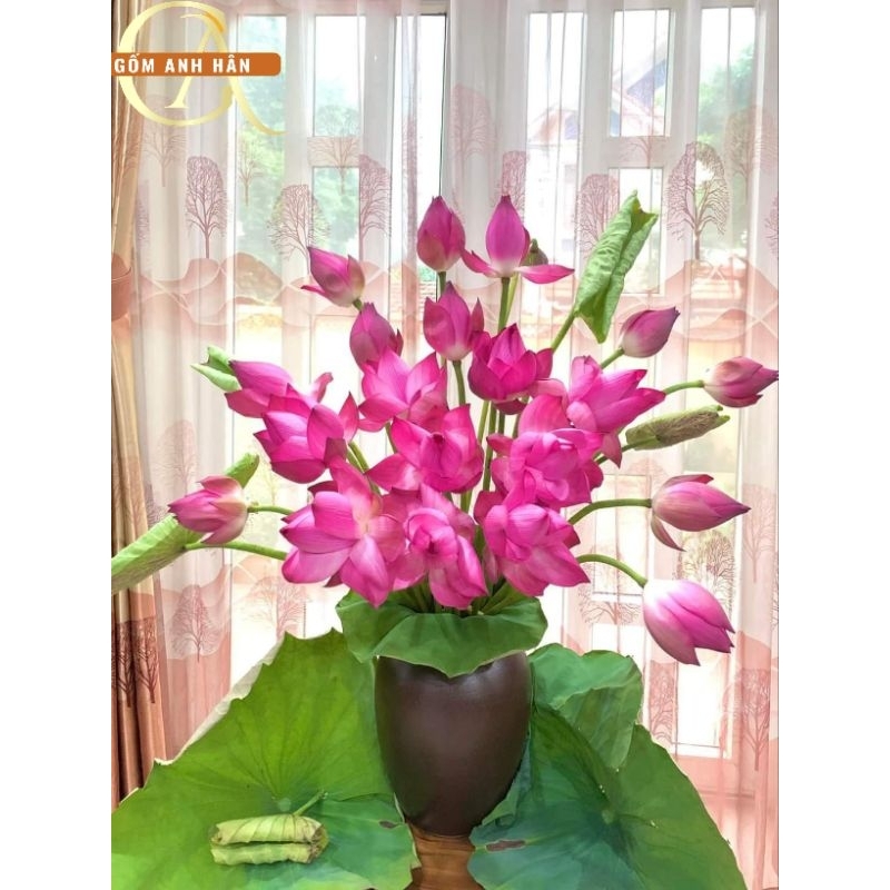 Chum mộc cắm sen, ly, hồng, cúc, tuyết mai, loa kèn, bình gốm sứ trang trí