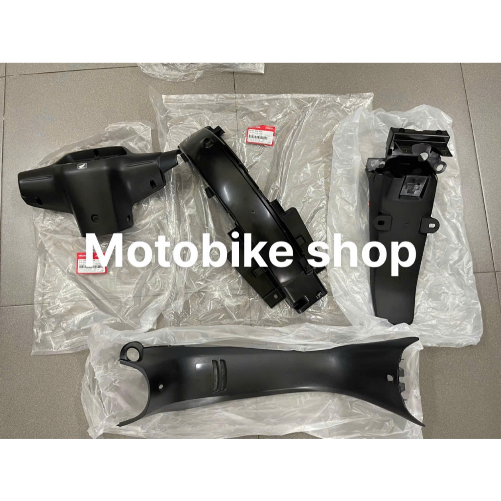 nhựa nhám đen nắp sau con ngựa dè bảng số lườn trong xe an pha