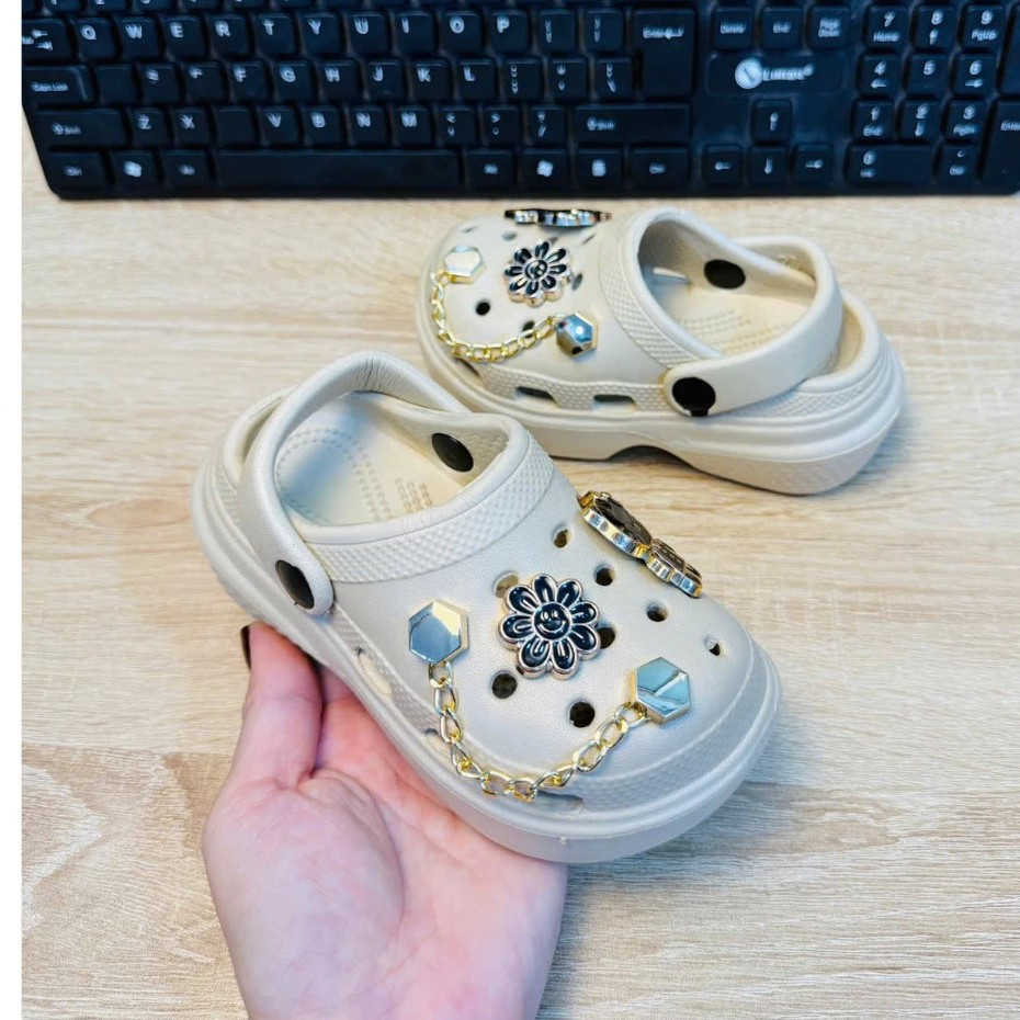 Dép sục bánh mì hình thỏ đen hoa mai dây xích siêu sang chảnh ngày tết cho bé gái cao 5cm siêu nhẹ