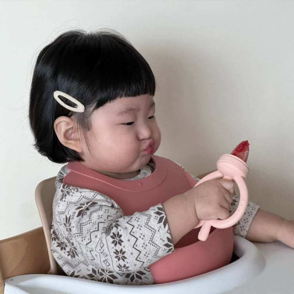 Yếm ăn dặm silicone Moyuum - BST sắc màu - Be/Xanh lá/Đỏ cam/Vàng