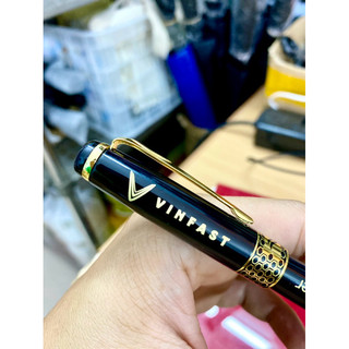 [Khắc thêm tên] Bút ký Vinfast, bút ký chủ tịch, bút ký giám đốc, mạ vàng 24k, ngòi 0.7mm mực xanh viết trơn