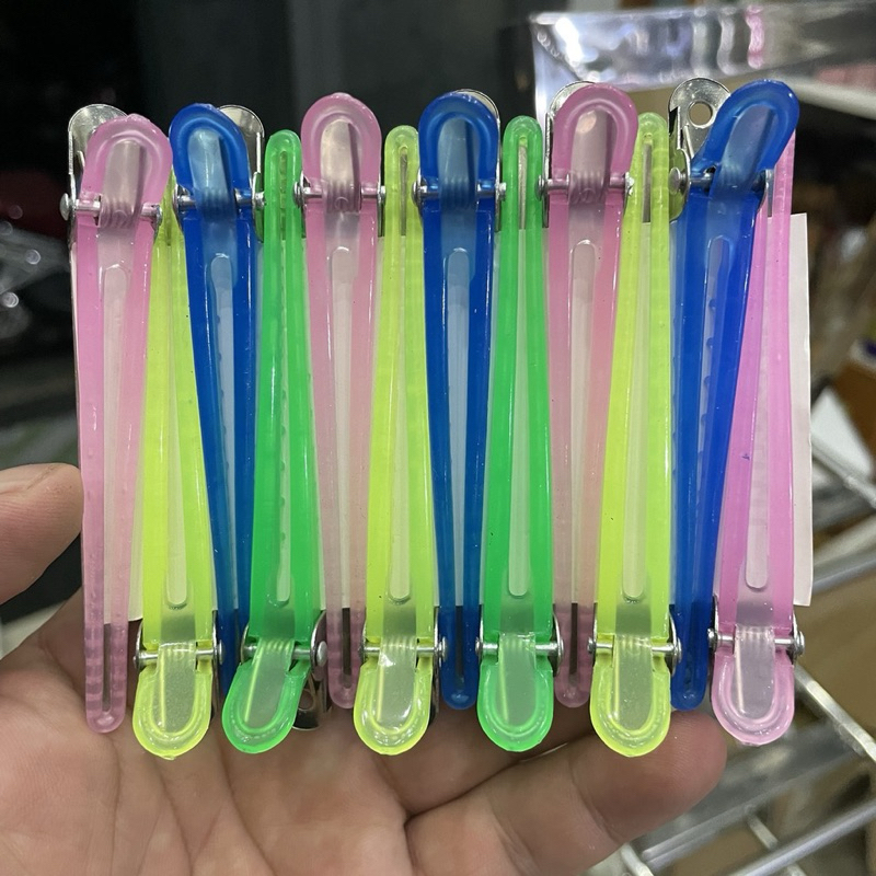 Set kẹp vịt màu Lax 12 cây, giúp bới tóc cô dâu gọn gàng. Chất liệu nhẹ nhàng.