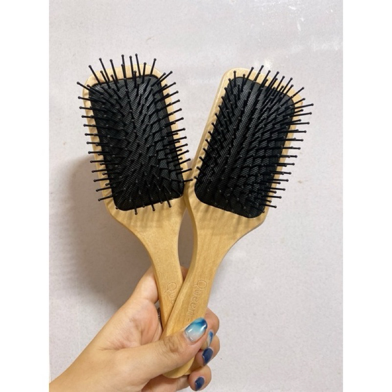 Lược bàn gỡ rối size to, chất liệu gỗ. Thiết kế cầm chắc tay.