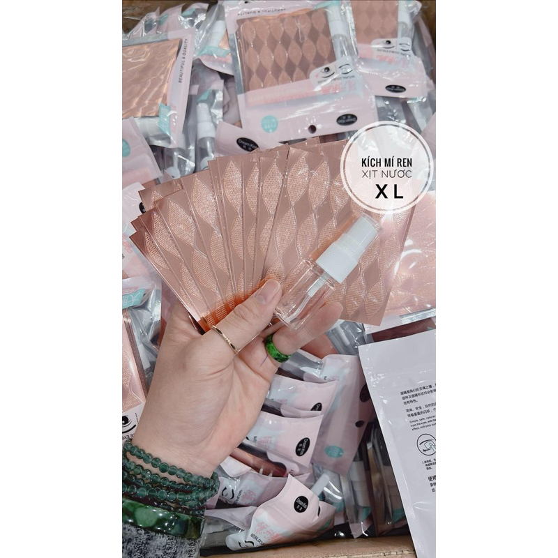 Mí lưới xịt nuớc tàng hình có keo sẵn, chỉ cần xịt nước là sử dụng.