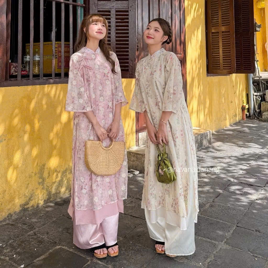 Áo dài voan tơ Bạch Vũ in hoa phối thắt nơ đôi kèm quần satin bóng vintage