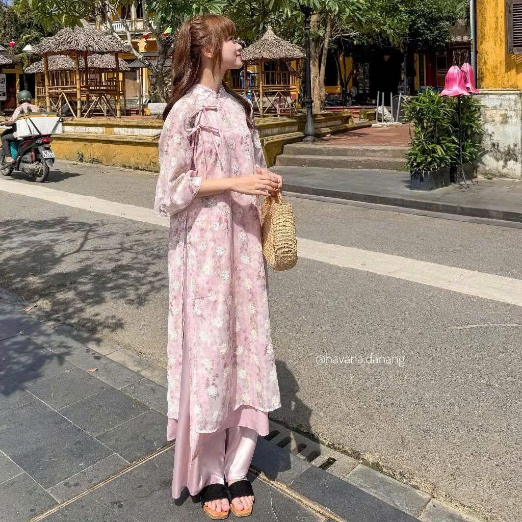 Áo dài voan tơ Bạch Vũ in hoa phối thắt nơ đôi kèm quần satin bóng vintage