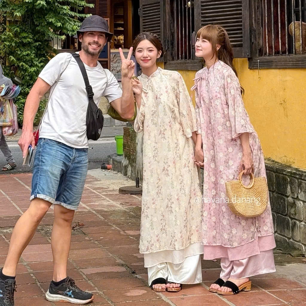 Áo dài voan tơ Bạch Vũ in hoa phối thắt nơ đôi kèm quần satin bóng vintage