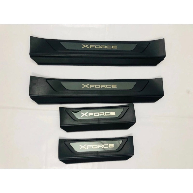 Ốp bậc cửa bên ngoài xe Xforce chất liệu nhựa chữ 3D tráng gương (Hàng cao cấp)