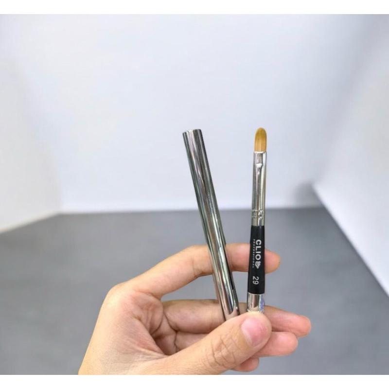 Hàng xịn-2 mẫu cọ tán son Clio. Đầu nhọn có nắp và đầu tròn